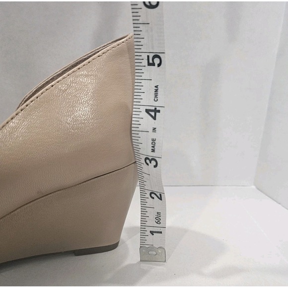 Franco Sarto Women's Wedge Pump 7.5 W Taupe Neutral Tan Beige Closed Toe Felice - Picture 9 of 12